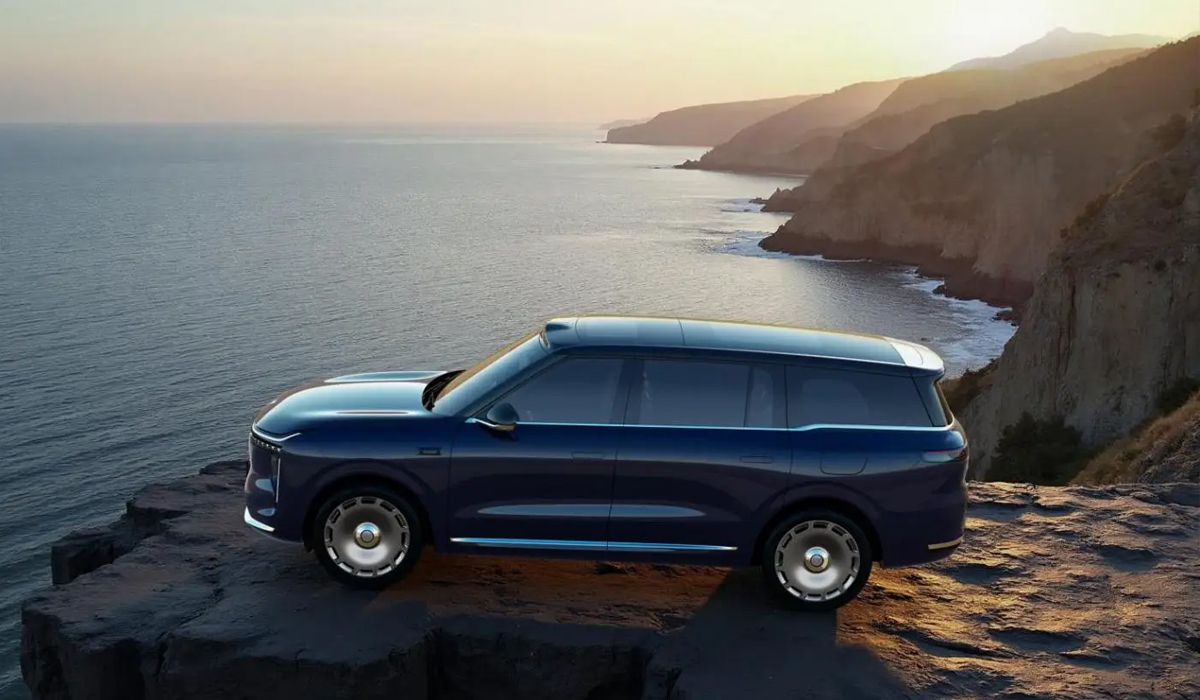 “9系新王”全球首发,智己LS9撼动30万级大六座SUV市场格局